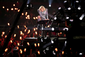  Lady Gaga Performing Super Bowl LI Halftime mostra