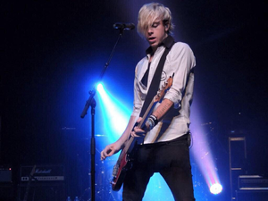  Riker Lynch is so cute and hot