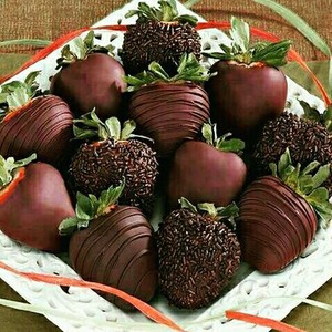  strawberries in चॉकलेट