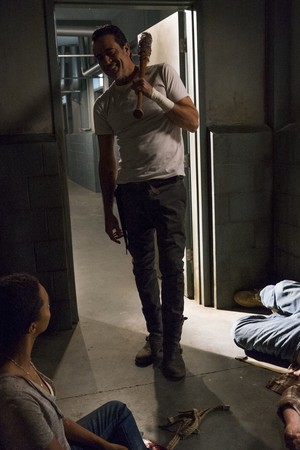  Jeffrey Dean morgan as Negan in 7x15 'Something They Need'