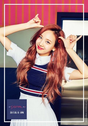  Nayeon's teaser image for 'Signal'