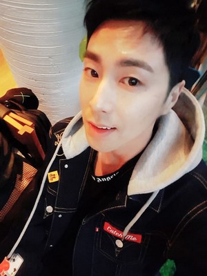  TVXQ’s Yunho Shares Series Of Selfies Of Himself Enjoying Freedom After Military Discharge