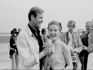 Sir Roger Moore And Jane Seymour 