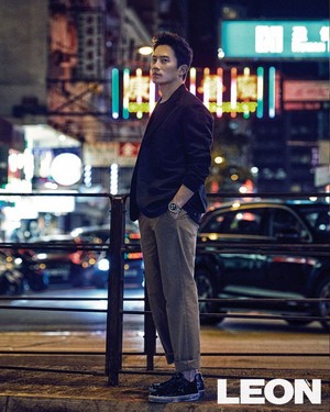  Ji Sung admires the night life of Hong Kong in 'Leon'