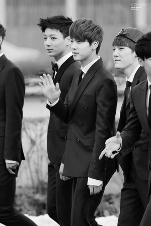  Jin suit black