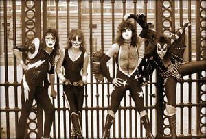  吻乐队（Kiss） ~London, England...May 10, 1976 (Buckingham Palace)