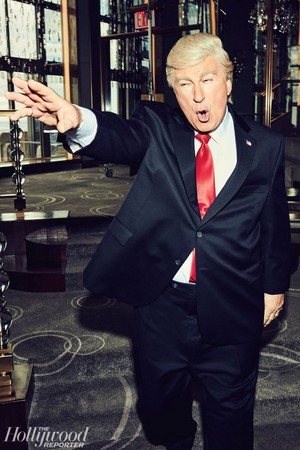  The Hollywood Reporter - SNL's Yuuuge سال - Alec Baldwin as Donald Trump