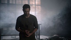  Tyler Hoechlin as Derek Hale in Teen serigala, wolf - The Divine alih (3x24)