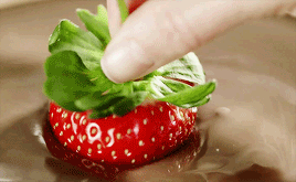  浓情巧克力 covered strawberries