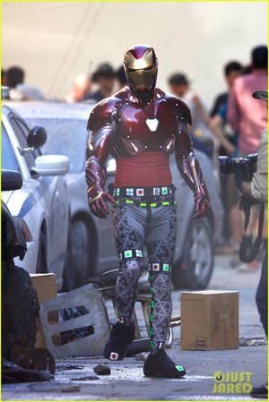  Iron Man Wears His Armor in New 'Avengers: Infinity War' Set 写真