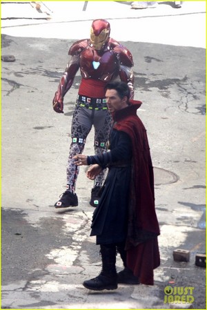  Iron Man Wears His Armor in New 'Avengers: Infinity War' Set foto-foto