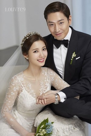 Shinhwa's Eric and actress Na Hye Mi reveal lovely wedding photos