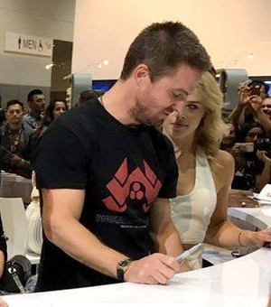  Stephen Amell and Emily Bett Rickards at the WB Booth