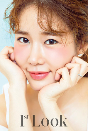  YOO IN NA SHOWS HER YOUTHFUL SIDE IN 1ST LOOK