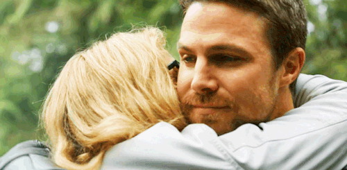 olicity hugs + oliver’s face