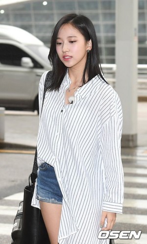 170817 TWICE @ Incheon Airport off to Da Nang, Vietnam for JTBC 'Carefree Trevelers' filming