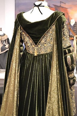  Baroness Rodmilla de Ghent's fancy green toga, abito