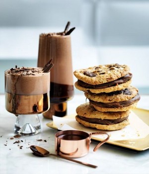  chocolate biscoitos, cookies and Hot chocolate