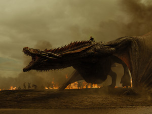  Daenerys Targaryen and Drogon 7x04 - The Spoils of War