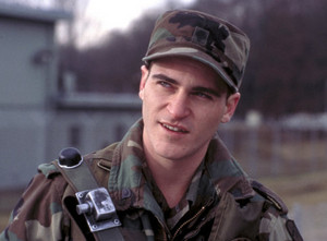  Joaquin Phoenix as strahl, ray Elwood in Buffalo Soldiers (2001)