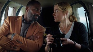  Kate Winslet and Idris Elba in The Mountain Between Us