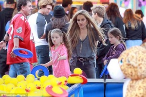 Lisa Marie enjoys a day out with her twins Harper and Finley