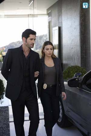  Lucifer and Chloe in 'Pilot'