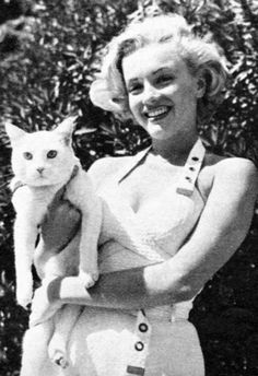  Marilyn Monroe And Her Cat