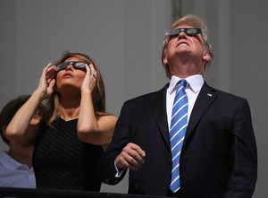  President Trump देखा गया The Eclipse From The White House - August 21, 2017