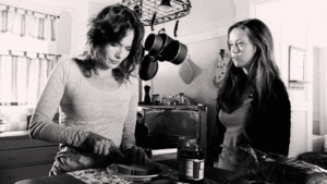  Sarah with Cameron in the keuken-, keuken
