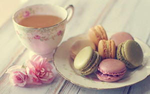  teh with Macaroons