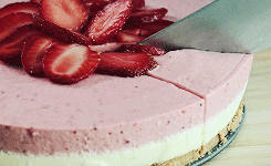  White chokoleti strawberry mousse Cake