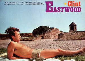  Clint Eastwood enjoying the sun during a shooting break of Kelly’s Giải cứu thế giới (1969)