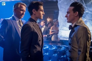  4x01 - Pax Penguina - Alfred, Bruce and पेंगुइन