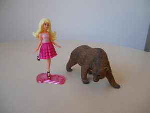  búp bê barbie e l'orso bruno