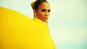  Jennifer Lopez in “Ni tú ni yo” muziek video