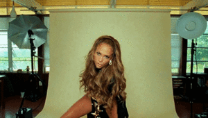  Jennifer Lopez in “Ni tú ni yo” موسیقی video