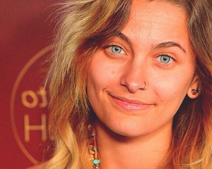  Paris Jackson wears No makeup on Red Carpet.And Looks Beautiful!