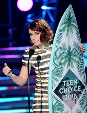  2016 Teen Choice Awards - প্রদর্শনী (July 31, 2016)