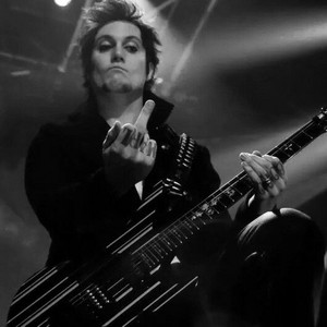 3542388cf902527a7ee85f844ba6fe18  synyster gates avenged sevenfold