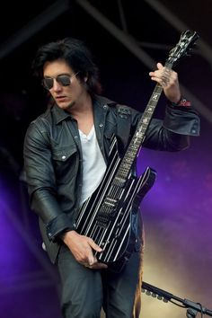  7725c1522341dcb607f32dad01b0c2a2 synyster gates avenged sevenfold