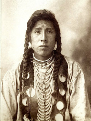  Blanket quần áo, áo choàng (aka Miles Big Spring) Blackfoot 1898 bức ảnh bởi F.A. Rinehart
