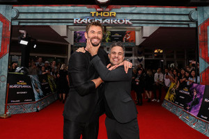 Chris with his Thor Ragnarok co-stars at Thor Ragnarok premiere