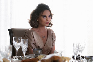  dinastía "A Taste of Your Own Medicine" (1x07) promotional picture
