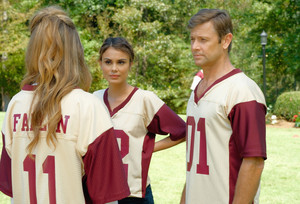  Dynastie "A Taste of Your Own Medicine" (1x07) promotional picture