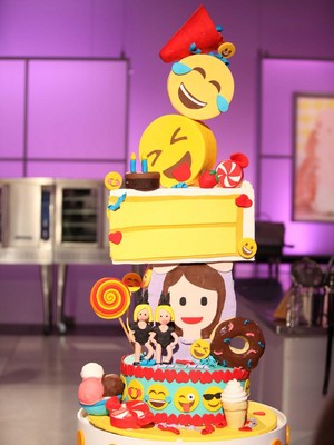  Emoji Cake