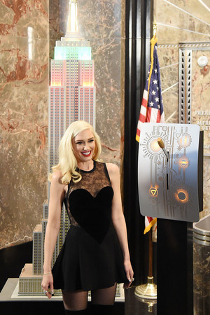  Gwen Stefani Lights the Empire State Building’s Holiday Light tunjuk