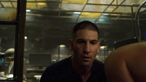  Jon Bernthal as Frank château in The Punisher
