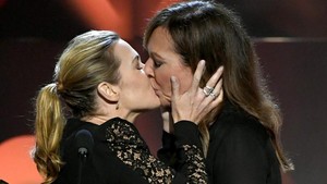  Kate at the HFA giving Alison Janney a ciuman on the lips
