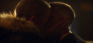  Wentworth Miller and Russell Tovey share a キッス on The Flash